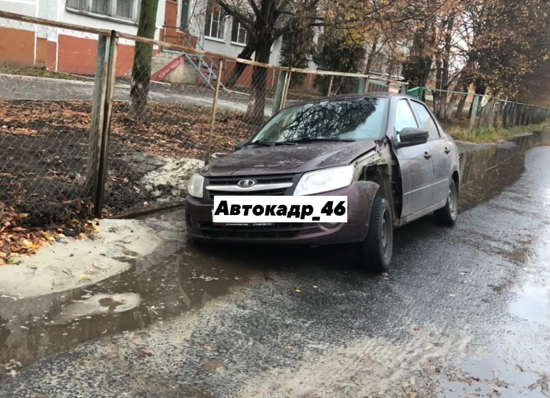 Автомобильном проезде 6. В Курске автомобиль провалился под асфальт. В Курске провалилась машина. Курский асфальт. В Твери провалился асфальт.