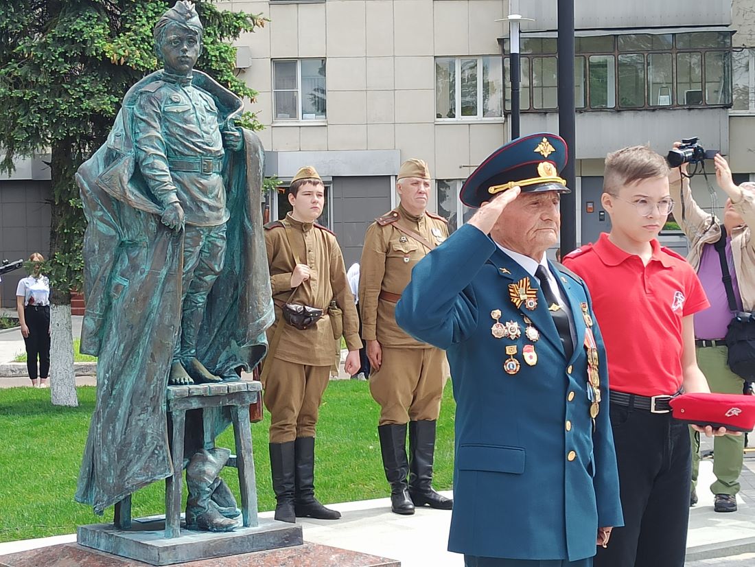 Защитники курска. Музей юные защитники Родины Курск. Памятник сынам полков Курск. Памятник юные защитники Родины Курск. Музей юные защитники Родины в Курске памятник.