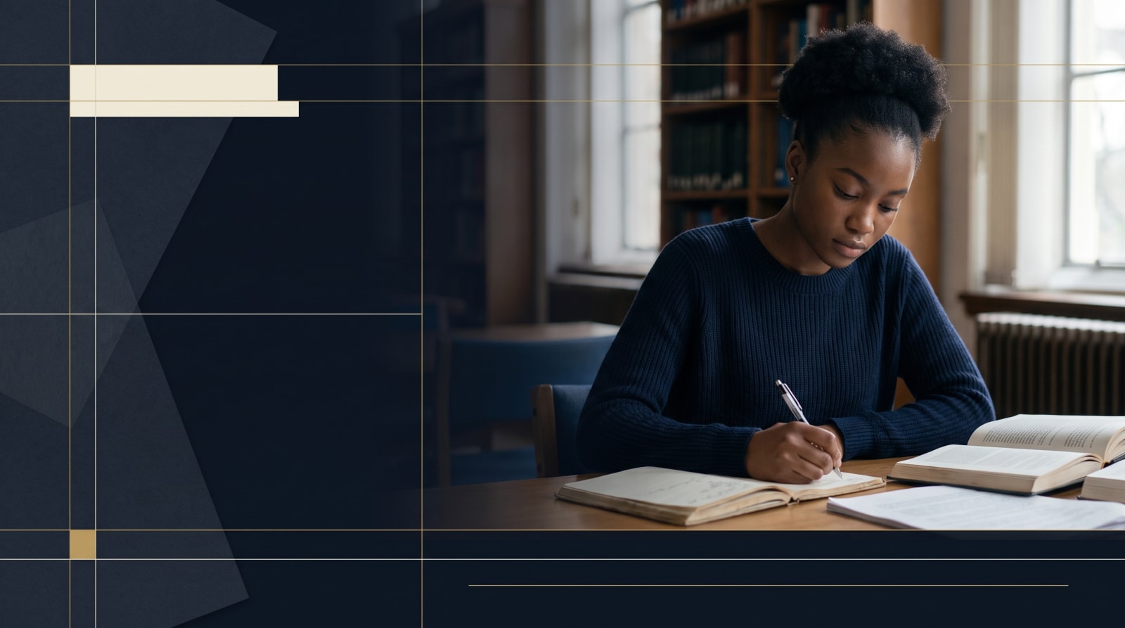 Étudiant annotant son mémoire dans une bibliothèque universitaire