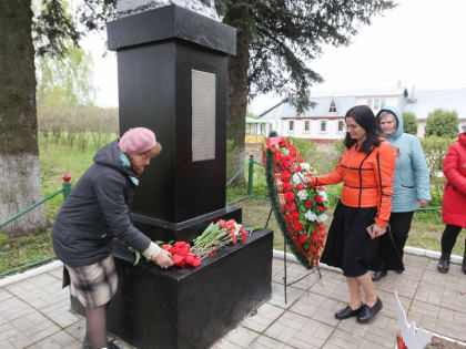 Возложение цветов в память жертвам Великой Отечественной войны прошло деревне Наугольное.