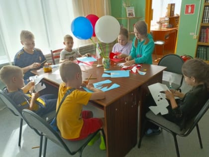 Мастер-класс по созданию патриотических флажков в Беляногорске