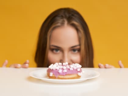 Врач раскрыл, на какое заболевание может указывать тяга к сладкому