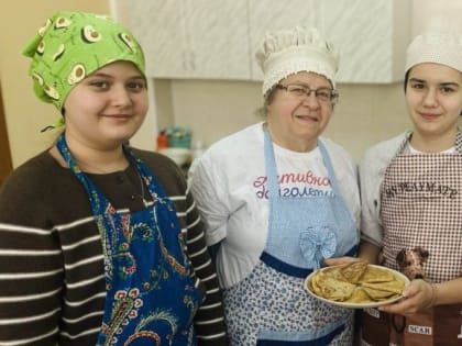 Каширские долголеты поделились со школьниками секретом приготовления вкусных блинов