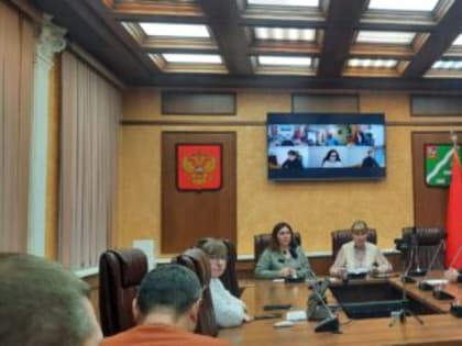 В зале администрации прошло еженедельное совещание в формате ВКС