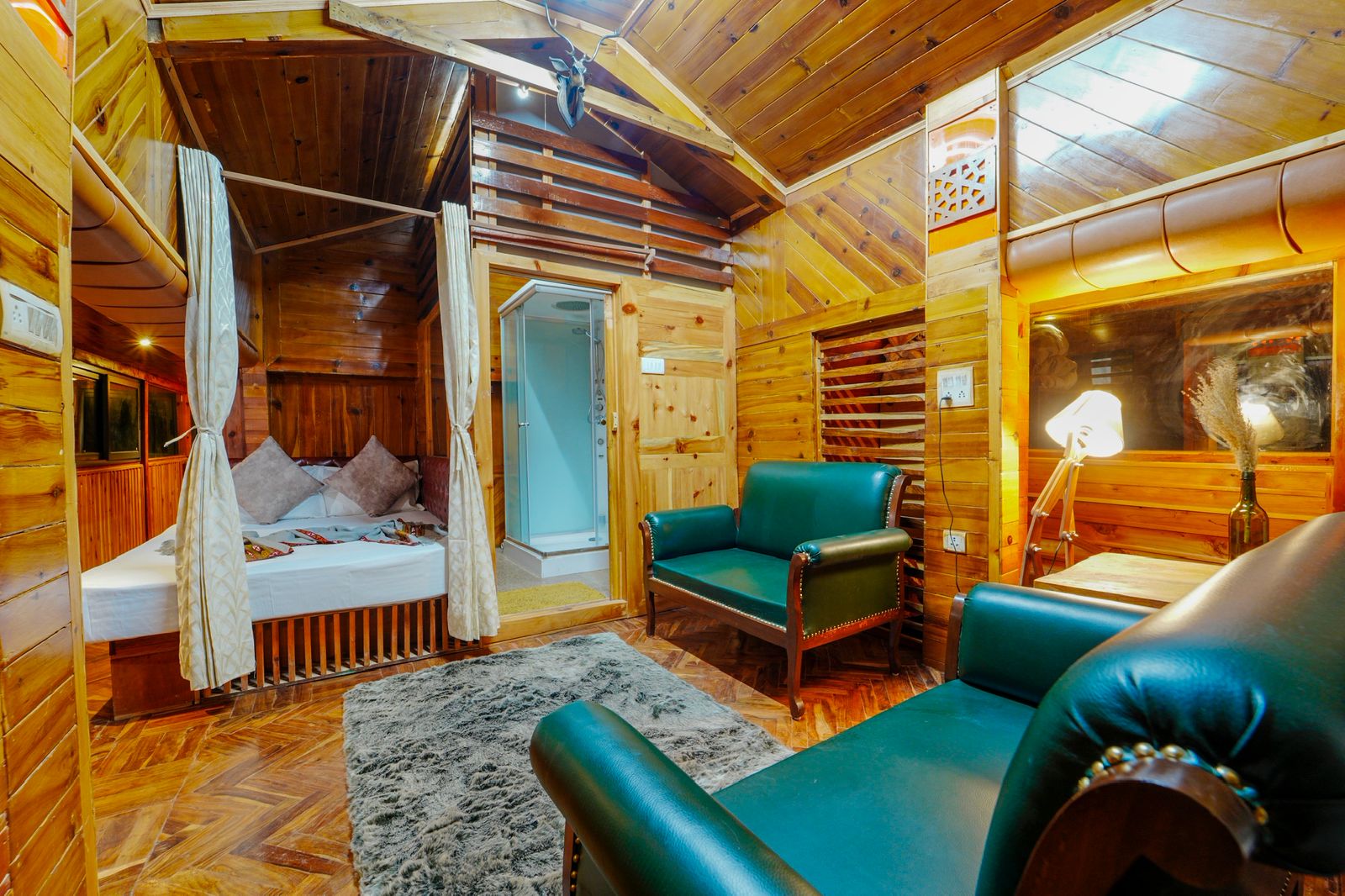 Top floor suspended room with panoramic views