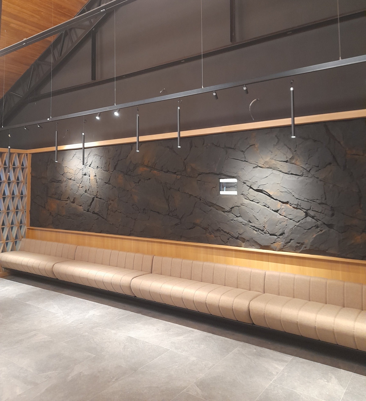 decor tematic restaurant Oradea realizat manual de Arteus - după