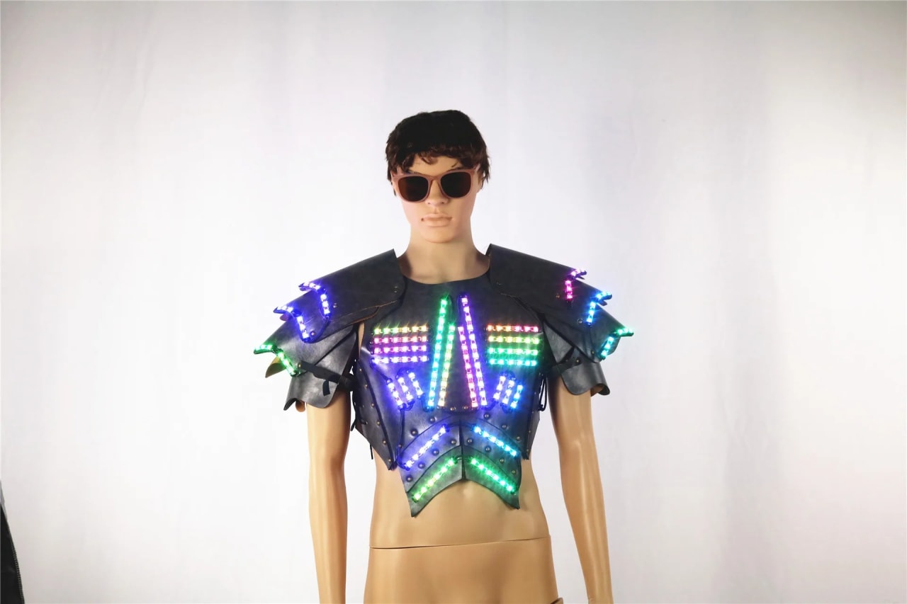 เสื้อกั๊กเรืองแสงสำหรับงานปาร์ตี้สำหรับผู้ชายชุดเกราะเรืองแสง LED สำหรับแสดงตอนกลางคืนชุดคอสเพลย์สำหรับเวทีฮาโลวีน
