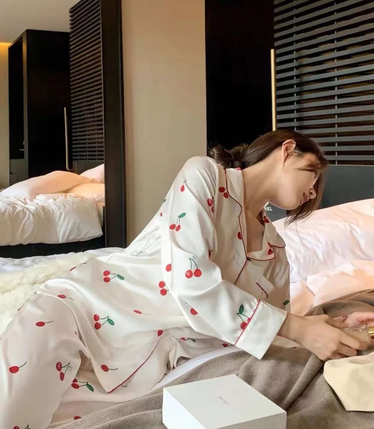 ชุดนอนผ้าไอซ์ซิลค์2ชิ้นชุดนอนคาร์ดิแกนสำหรับแฟชั่นสำหรับผู้หญิงชุดใส่อยู่บ้านพิมพ์ลายหวานสำหรับฤดูใบไม้ร่วงฤดูใบไม้ผลิ2023