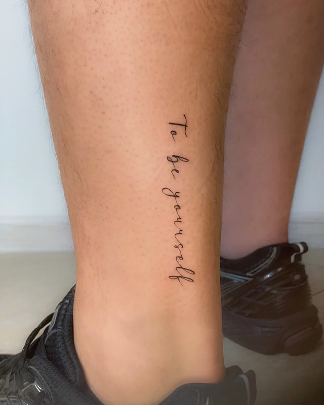 Тату напис на нозі