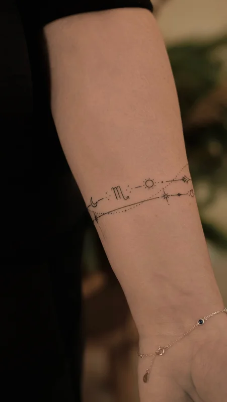 Тату браслет зі знаком зодіаку скорпіон