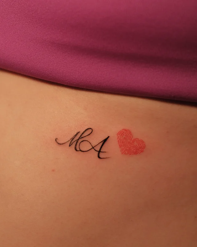 Тату ініціали та відбиток пальця