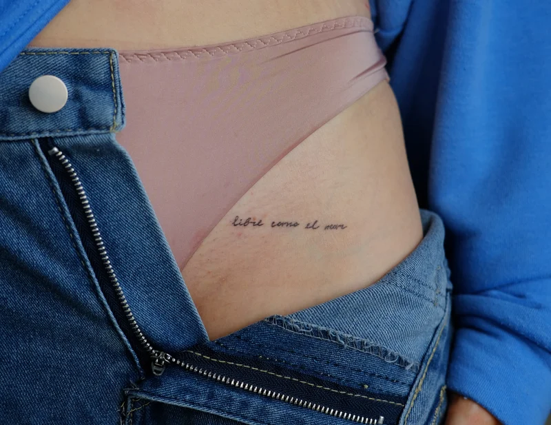 Libre como el mar inscription tattoo in bikini line