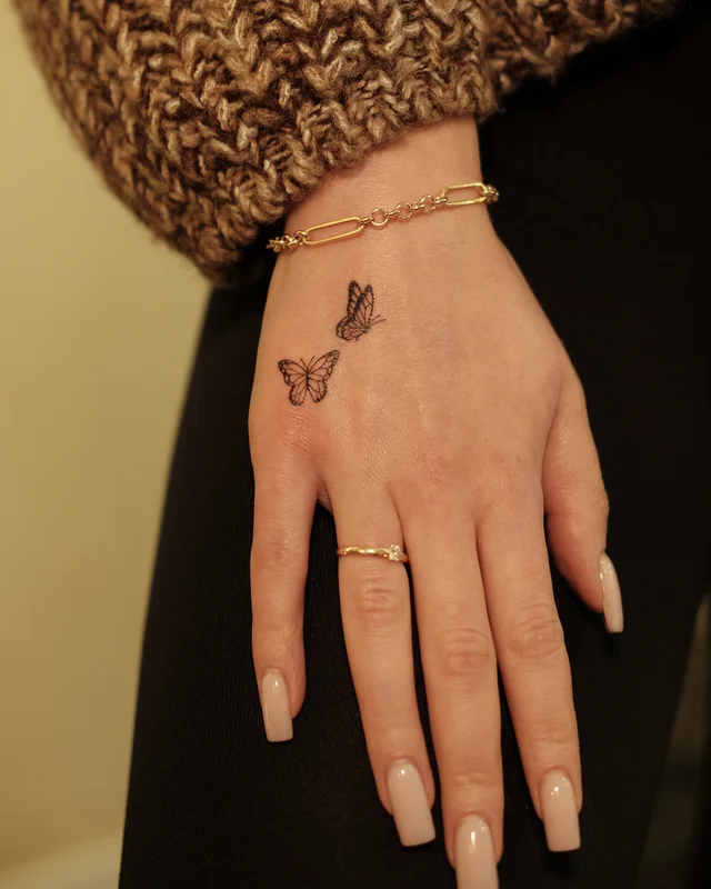 Тату метелики на кисті