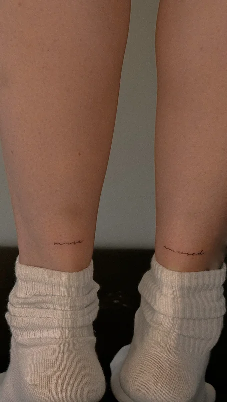 tattoo inscription on the leg "muse amused"
