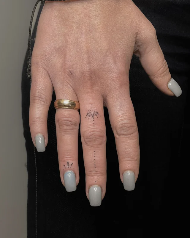 Тату на пальцях корона