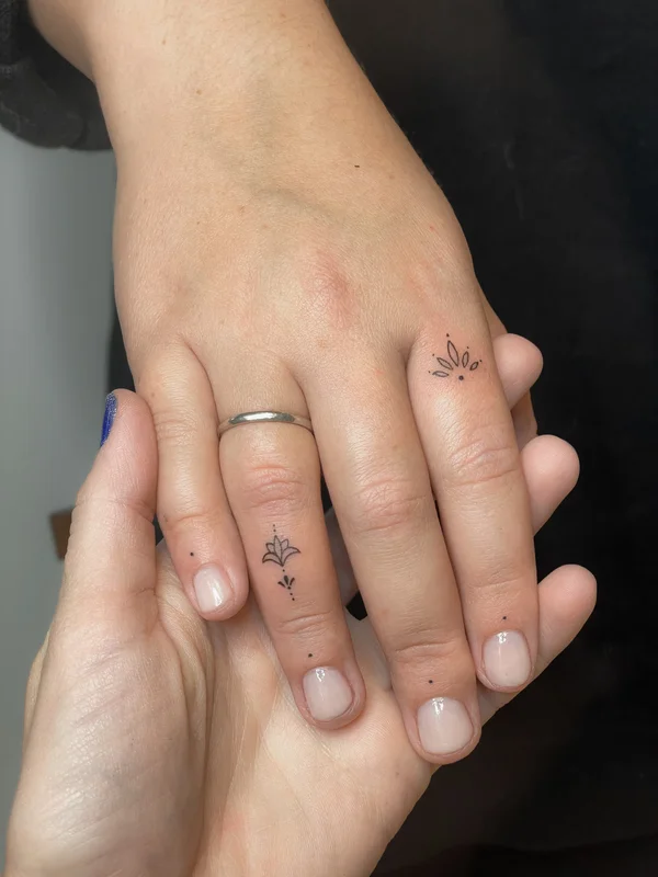 Тату на пальцях орнамент лотос