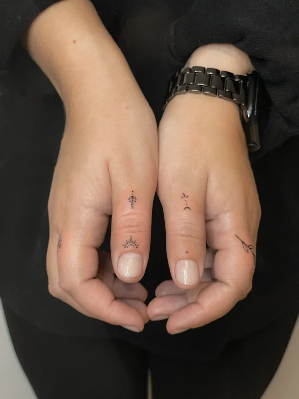 Тату на пальцях міні