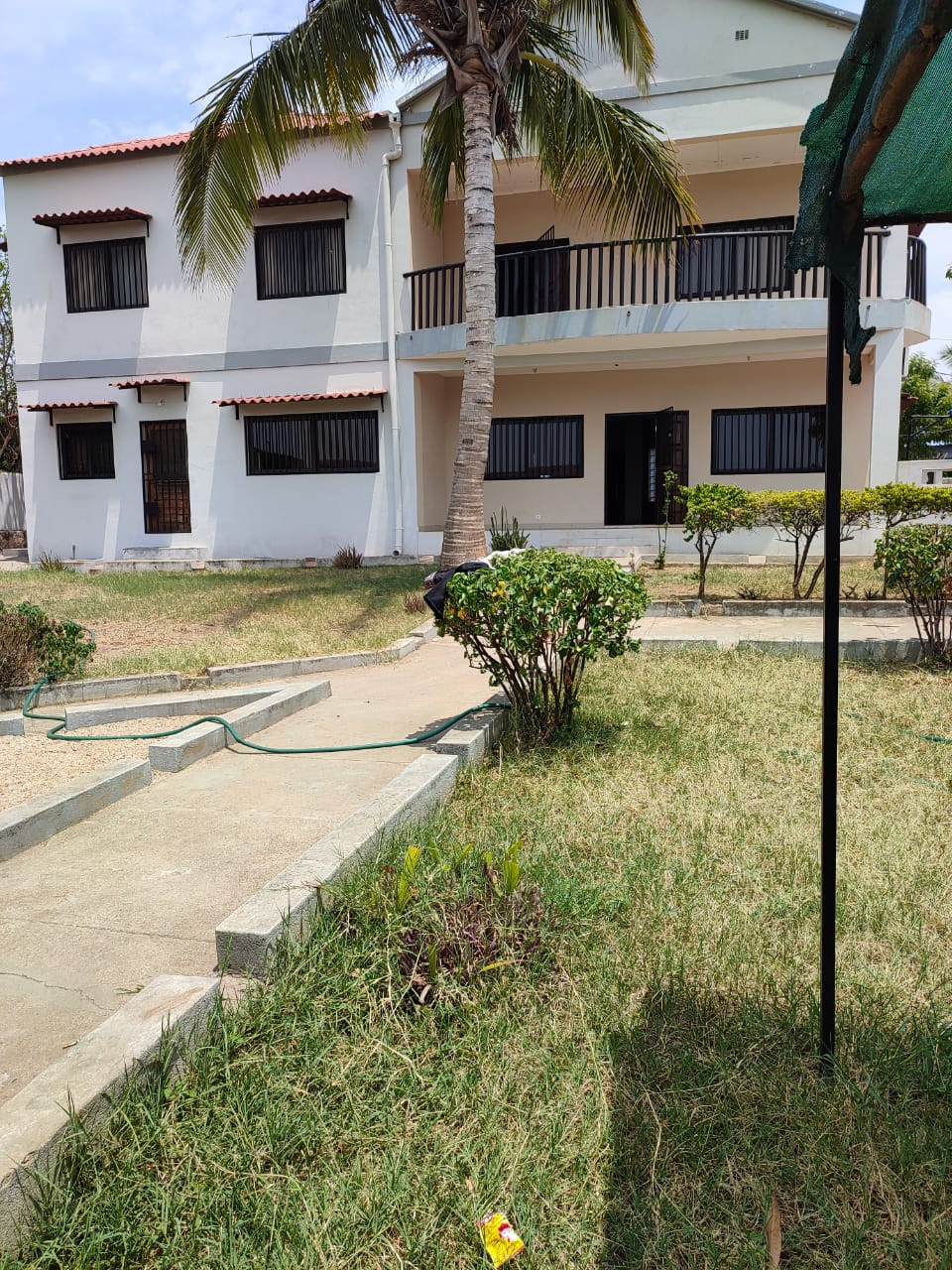 A venda duplex Casa tipo 4 e com anexo tipo 4 com piscina com um espaço de 35/45 a 12 milhões negociável no matema