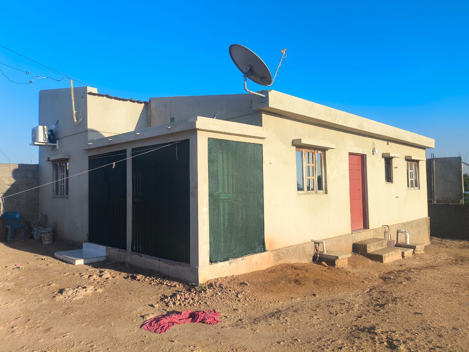 CASA À VENDA – TETE 🏡 Excelente oportunidade para adquirir a sua casa própria! ✅ 2 Quartos ✅ 2 Salas (jantar e estar) ✅ Cozinha americana ✅ 1 WC interno ✅ Espaço amplo com dimensão de 40m x 35m ✅ Terreno totalmente vedado por muro ✅ Fácil acesso para viaturas 💰 Preço: 3.000.000 MZN 📍 Localizada na cidade de Tete.