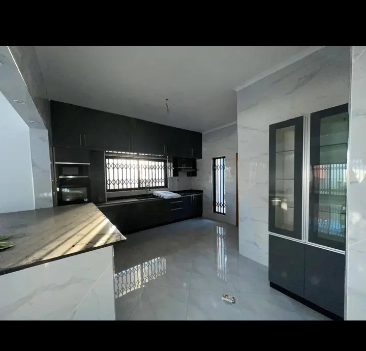 ARRENDA-SE MORADIA T5 DUPLEX EM TETE Apresentamos uma excelente moradia independente tipo T5 Duplex, localizada em Matema – Sítio da Manu, Cidade de Tete. ✨ Características: Casa espaçosa e moderna Totalmente climatizada Pronta a habitar Ambiente confortável e seguro Ideal para famílias ou empresas 📍 Localização: Matema, Sítio da Manu – Tete 💰 Valor da renda: 150.000 MT/mês