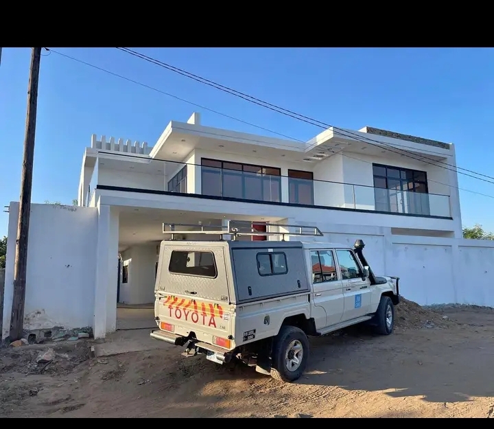 ARRENDA-SE MORADIA T5 DUPLEX EM TETE Apresentamos uma excelente moradia independente tipo T5 Duplex, localizada em Matema – Sítio da Manu, Cidade de Tete. ✨ Características: Casa espaçosa e moderna Totalmente climatizada Pronta a habitar Ambiente confortável e seguro Ideal para famílias ou empresas 📍 Localização: Matema, Sítio da Manu – Tete 💰 Valor da renda: 150.000 MT/mês