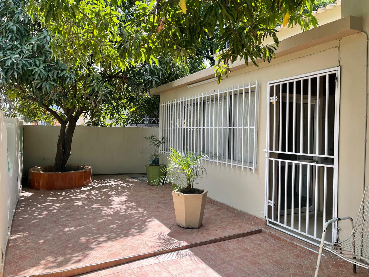 😊 Anúncio de arrendamento: Uma esplêndida residência T3 com mobília equipada e quintal idenpedente, situada na Cidade, nas imediações da Fofinha, é oferecida em regime de arrendamento pelo valor mensal de 60.000 meticais, Oportunidade a não perder!.