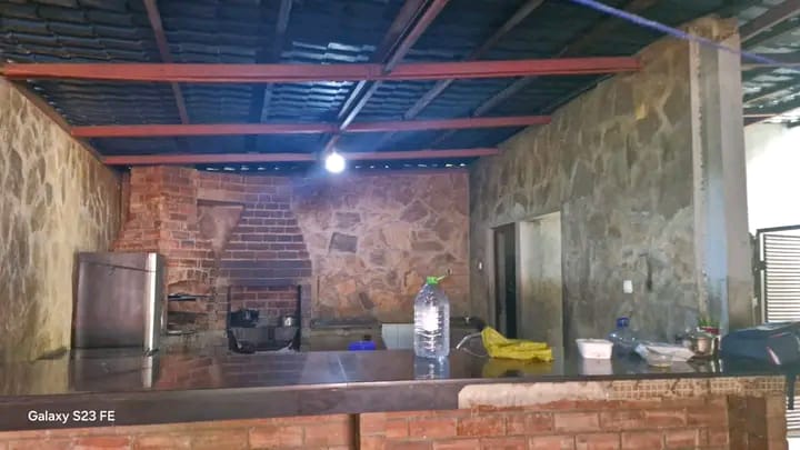 🏡 VENDE-SE MORADIA T3 – MEIA LUA, TETE 🏡 💰 Preço: 2.000.000 MZN Excelente moradia do tipo T3 localizada no bairro Meia Lua, ideal para quem procura conforto, segurança e um ambiente tranquilo para viver. ✨ Características do imóvel: ✅ 3 Quartos espaçosos ✅ Sala ampla e bem iluminada ✅ Cozinha funcional ✅ Casa de banho ✅ Varanda frontal acolhedora ✅ Garagem coberta ✅ Quintal pavimentado ✅ Jardim bem cuidado ✅ Reservatório de água ✅ Murada e segura A casa possui um excelente espaço exterior, perfeita para famílias que valorizam conforto, privacidade e comodidade no dia a dia. Localizada numa zona calma e de fácil acesso.