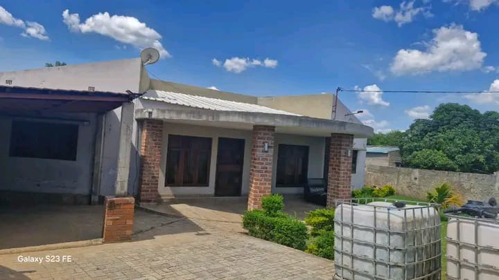 🏡 VENDE-SE MORADIA T3 – MEIA LUA, TETE 🏡 💰 Preço: 2.000.000 MZN Excelente moradia do tipo T3 localizada no bairro Meia Lua, ideal para quem procura conforto, segurança e um ambiente tranquilo para viver. ✨ Características do imóvel: ✅ 3 Quartos espaçosos ✅ Sala ampla e bem iluminada ✅ Cozinha funcional ✅ Casa de banho ✅ Varanda frontal acolhedora ✅ Garagem coberta ✅ Quintal pavimentado ✅ Jardim bem cuidado ✅ Reservatório de água ✅ Murada e segura A casa possui um excelente espaço exterior, perfeita para famílias que valorizam conforto, privacidade e comodidade no dia a dia. Localizada numa zona calma e de fácil acesso. 📍 Localização: Meia Lua – Tete 💰 Preço: 2.000.000 MZN