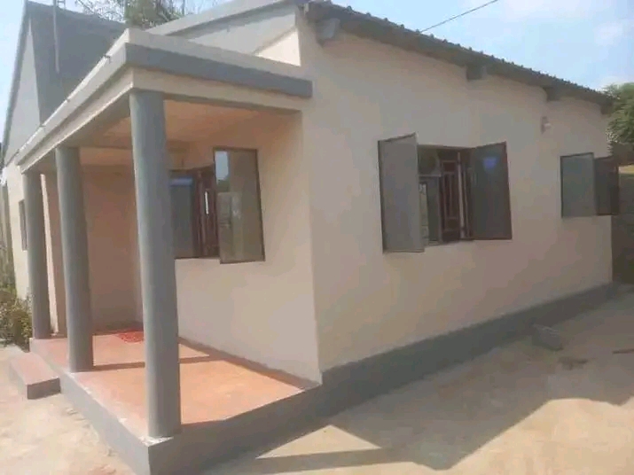 VENDE-SE CASA TIPO 2 COM ANEXO TIPO 1 – MATUNDO Excelente oportunidade para adquirir a sua casa própria no bairro Matundo, próximo à Escola 25 de Junho. ✅ Casa Tipo 2: 2 quartos 1 sala 1 cozinha 1 WC 1 varanda ✅ Anexo Tipo 1 ✅ Outras vantagens: Acesso para viatura Água disponível 24 horas Casa murada e segura 💰 Preço: 1.800.000 MT (negociável) 📍 Localização: Bairro Matundo, arredores da Escola 25 de Junho.