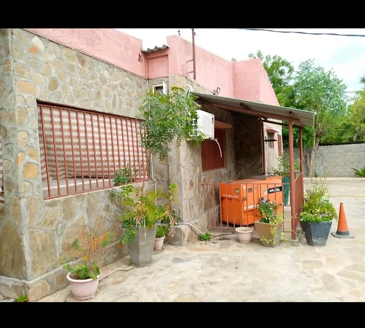 🏡 Casa de Luxo à Venda – Próximo da UniZambeze ✅ 3 quartos (1 suíte com closet) ✅ Sala ampla e cozinha moderna ✅ Casa de banho social ✅ 2 anexos ✅ Piscina privada ✅ Quintal cimentado e ajardinado ✅ Zona VIP com excelente localização 💰 Preço: 6.500.000 MT