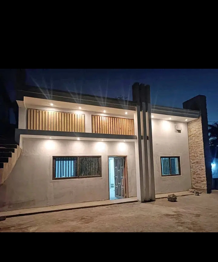 Casa T2 para Arrendar Venha conhecer esta excelente casa T2, ideal para quem procura conforto, segurança e tranquilidade. A casa conta com 2 quartos, 1 sala, cozinha, 1 casa de banho (WC), além de acabamento com mosaico e teto falso. ✅ Água disponível 24 horas por dia ✅ Energia elétrica ✅ Dentro do muro, com boa segurança ✅ Rua larga com fácil acesso para viaturas 💰 Valor: 15.000 MT/mês 📌 Entrada: 2 meses + prestação de serviço