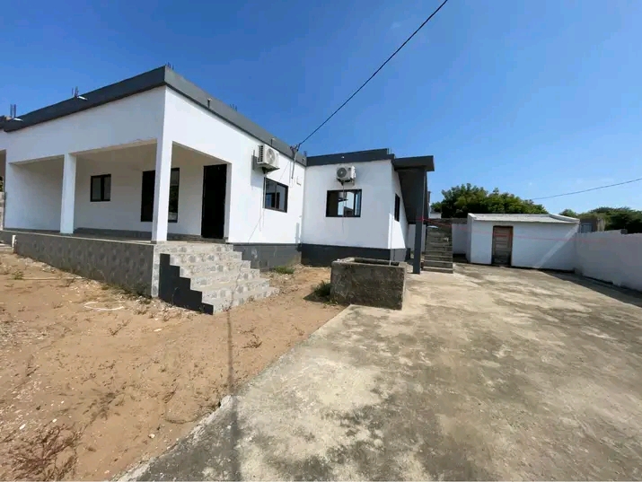 ARRIENDA-SE CASA TIPO 3 – CABADE (APÓS GPZ) 🏡 Linda e confortável casa pronta para habitar, ideal para famílias que procuram segurança, comodidade e boa localização. ✨ Características: ✅ 3 Quartos (1 suíte) ✅ Sala espaçosa ✅ Cozinha moderna com despensa ✅ 2 Ar-condicionados ✅ Casa de banho na suíte e comum ✅ Varanda ✅ Tanque de água ✅ Água disponível 24 horas ✅ Quintal murado e portão ✅ Espaço para estacionamento ✅ Fácil acesso para viaturas 💰 Preço: 17.000 MT/mês (negociável) 📍 Localização: Cabade, após GPZ.