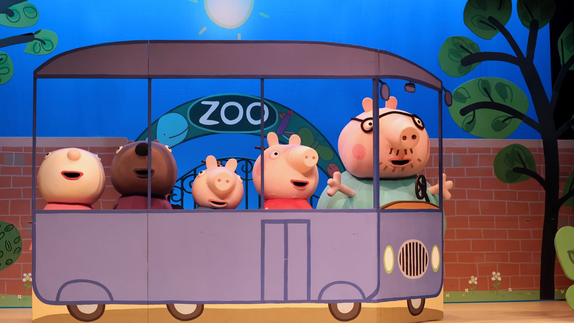 https://res.cloudinary.com/dwzhqvxaz/f_auto,q_auto,fl_progressive/v1704980471/Titles/Peppa%20Pig%27s%20Fun%20Day%20Out/PeppaPig_Prod2_1920x1080.png