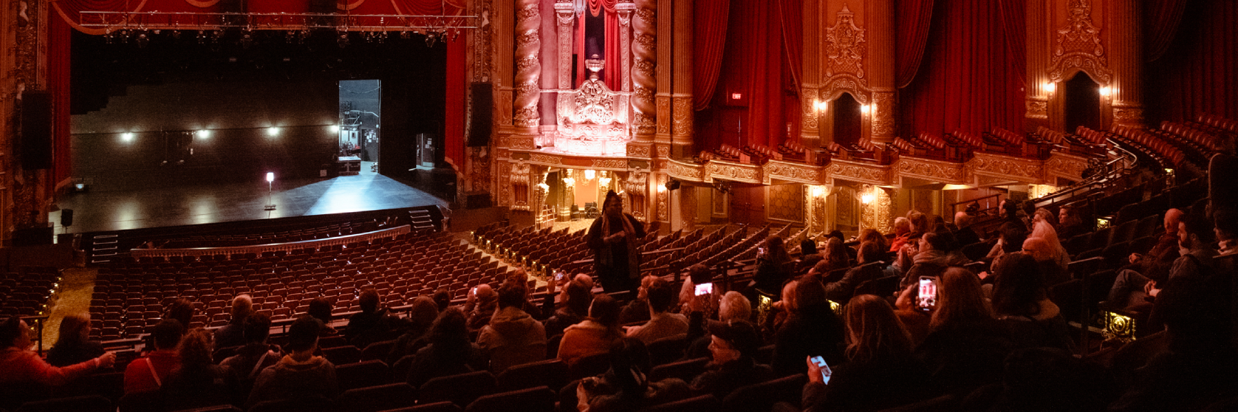 The House of the Kings Theatre with some audience members