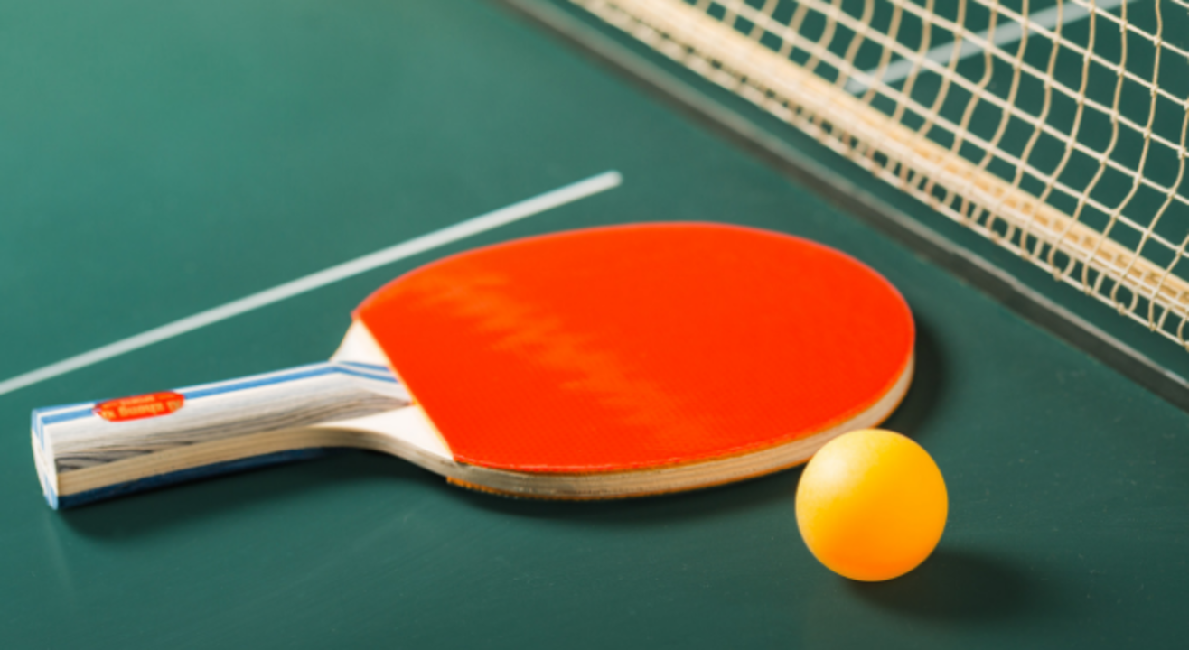 I played table tennis. Ракетки настольный теннис на столе с мячами. Ракетки для настольного тенниса фон. Настольный теннис фон. Ракетка от пинг понга.