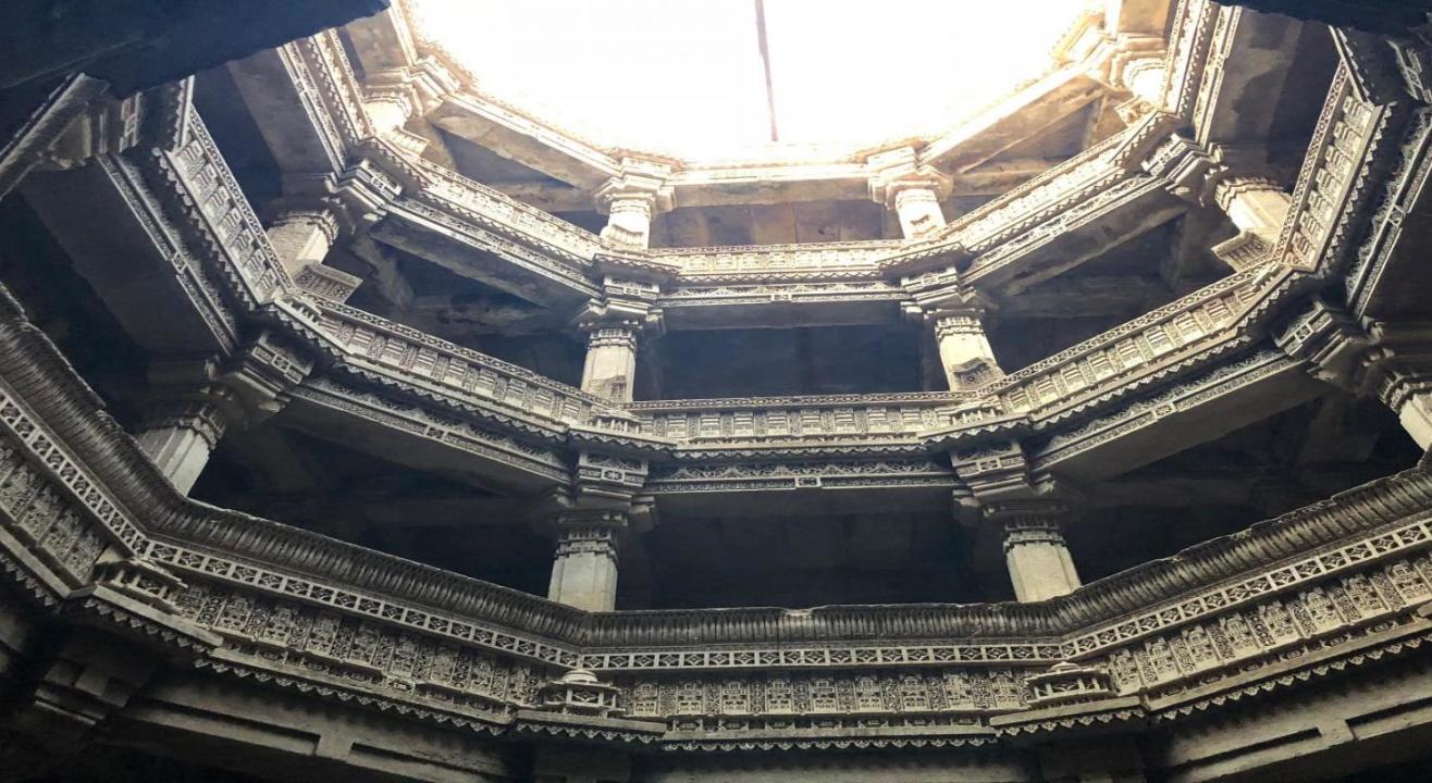 Digital Walk: Adalaj Vav - A Blend of Indian and Islamic Architecture