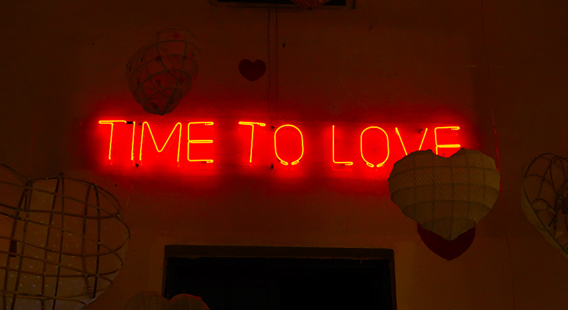 TIME TO LOVE - péro exhibit