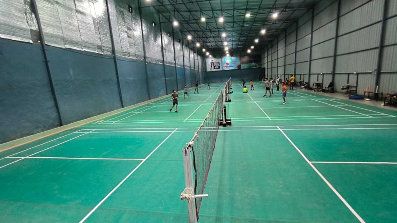 Rackonnect Strings and Feathers Badminton Arena | Sporbit