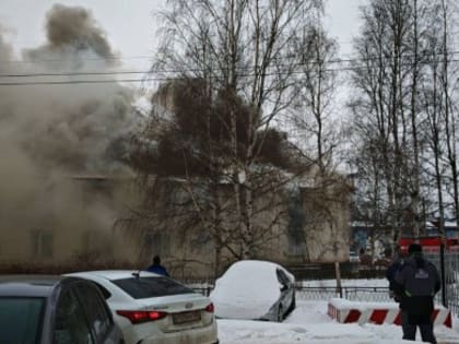 Пожар в Белом Яре: двухэтажный дом охвачен пламенем