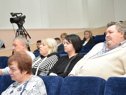 О дошкольных группах, переезде Детской школы искусств, откачке септиков… В Высоком прошла открытая встреча главы города с жителями