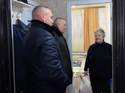 ​Пострадавшим от пожара жителям Лянтора привезли продуктовые наборы и новогодние подарки