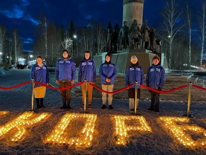 Активисты «Молодой Гвардии» окружной столицы возложили цветы к мемориалу «Югра многоликая» в память о трагедии в «Крокус Сити Холле»