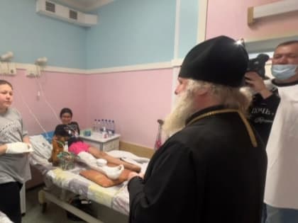 Митрополит Павел поздравил с Рождеством маленьких пациентов Сургутской травматологической больницы