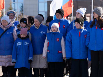 В Югорске прошел флешмоб «Флаг Единства», посвященный Дню воссоединения Крыма с Россией