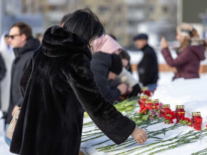 Сургутяне несут цветы на площадь Советов в память о жертвах теракта в «Крокус Сити Холл»