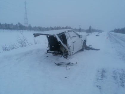 В ХМАО на трассе в ДТП с пострадавшим ребенком легковушку разорвало пополам