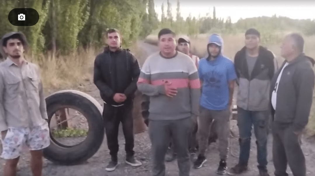 «No tenemos ni para comer»: la denuncia de «12 tucumanos tirados en Chimpay», tras la clausura de una chacra