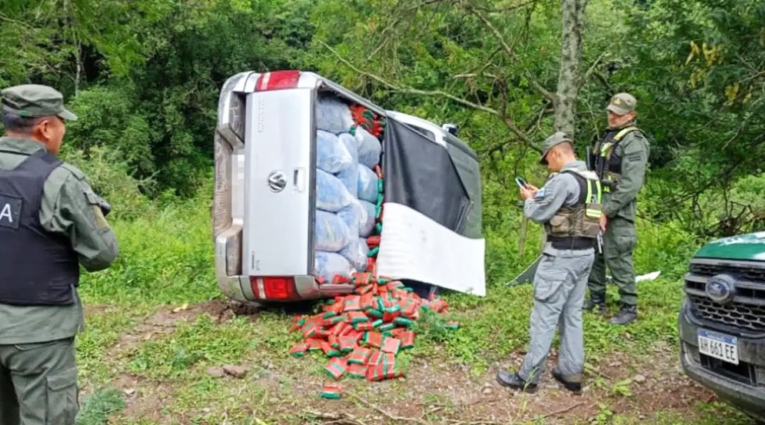 Intentaron escapar de un control, volcaron y descubrieron 690 kilos de hojas de coca en la camioneta