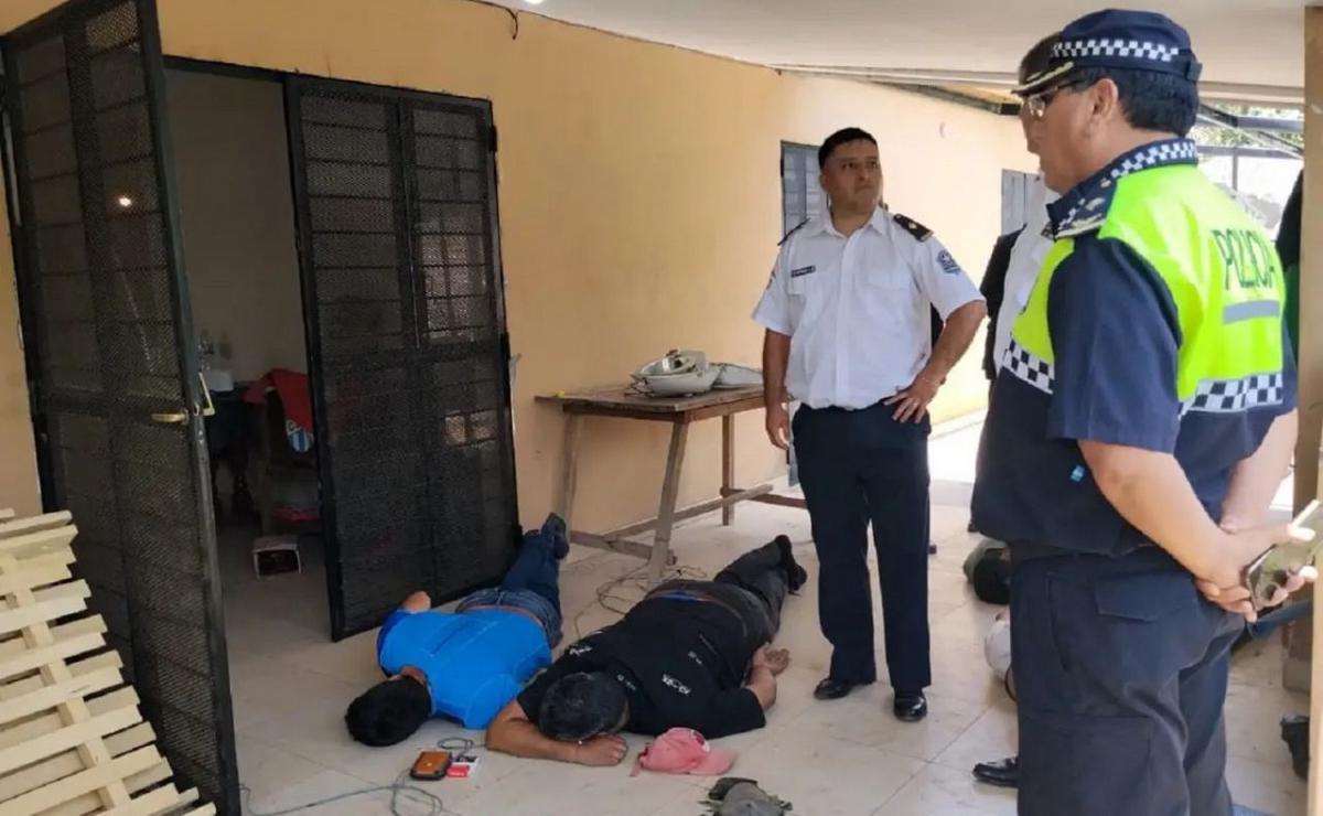 Escándalo policial en Tucumán: procesan a otros dos comisarios por usar presos para trabajos en una casa de El Cadillal
