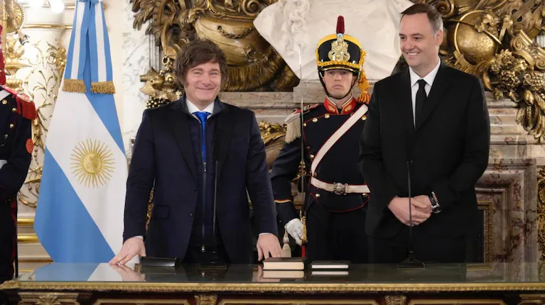 Tensión en la Casa Rosada: Javier Milei sostiene a Manuel Adorni en medio del avance judicial y crece la incertidumbre política